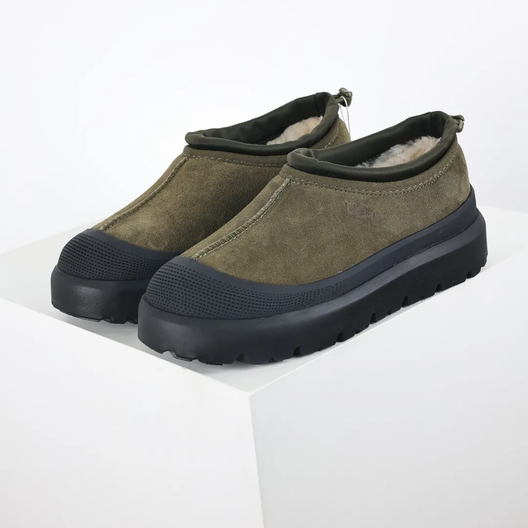 Pick up locally 💰620 Core recommendation Good price Cashmere insoles are a good choice for keeping warm in winter and at home. In the new year, uug launched a series of styles, which are partially geared towards the preferences of young consumers and are also at the forefront of fashion trends. Shoe body material Water-repellent coated suede upper 17mm UGGPURE™ implanted wool insole Lightweight non-slip comfortable rubber outsole With brand LOGO Trademark Comes with a full set of packaging Size: 40 41 42 43 44
